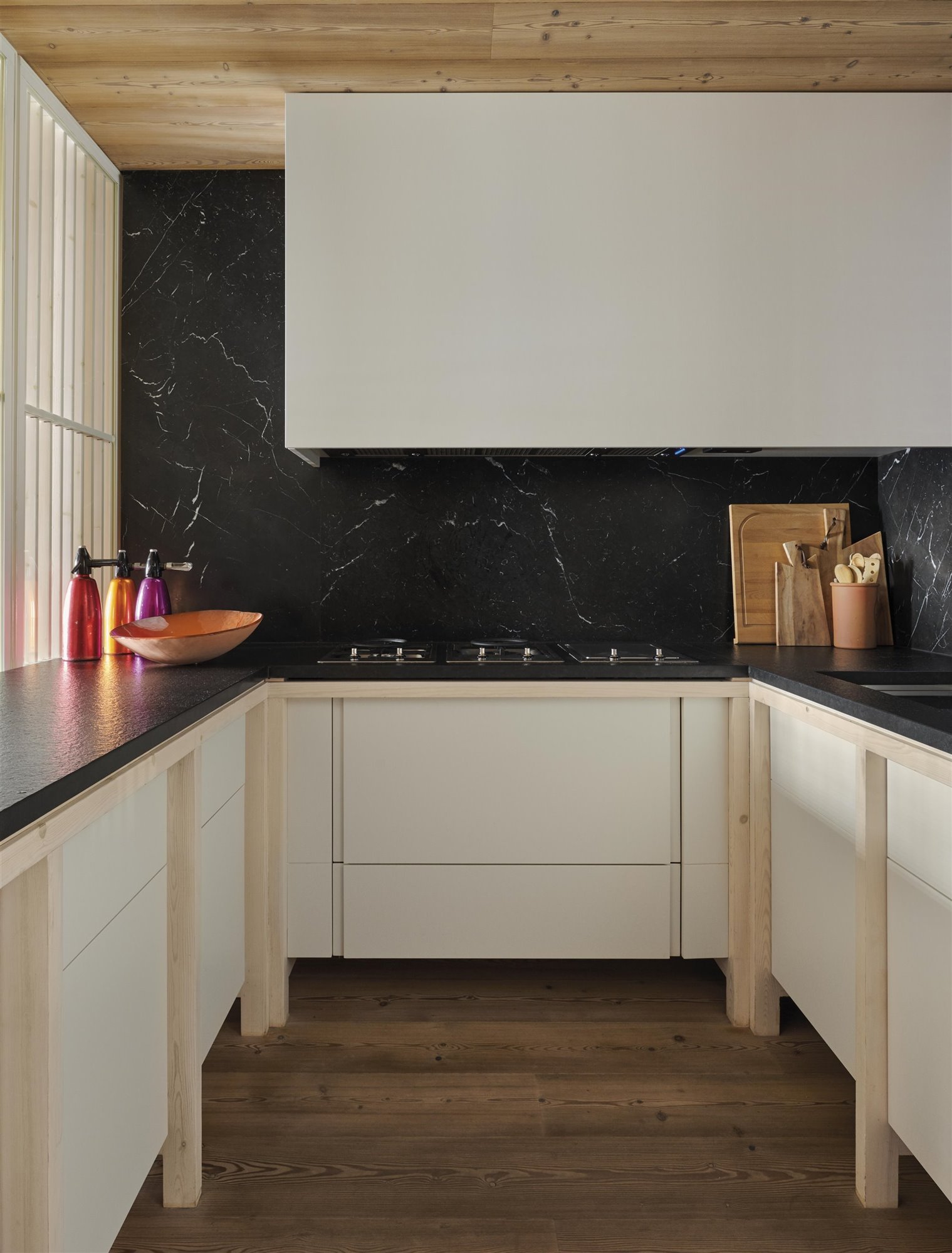 bergnes de las casas cocina negro y blanco