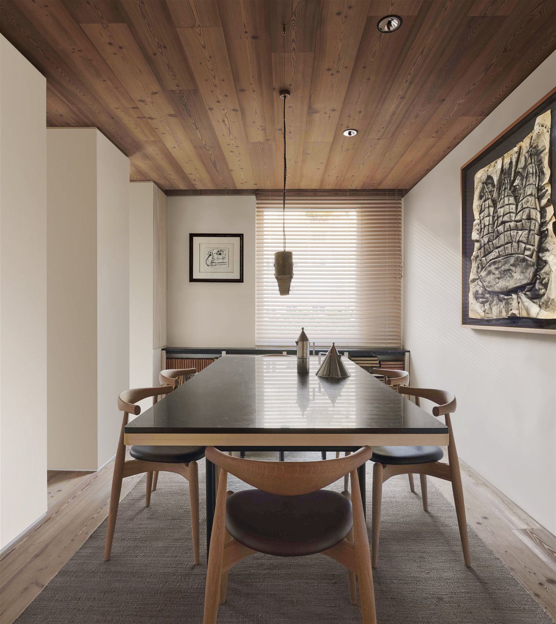bergnes de las casas comedor mesa negra y lámpara de techo