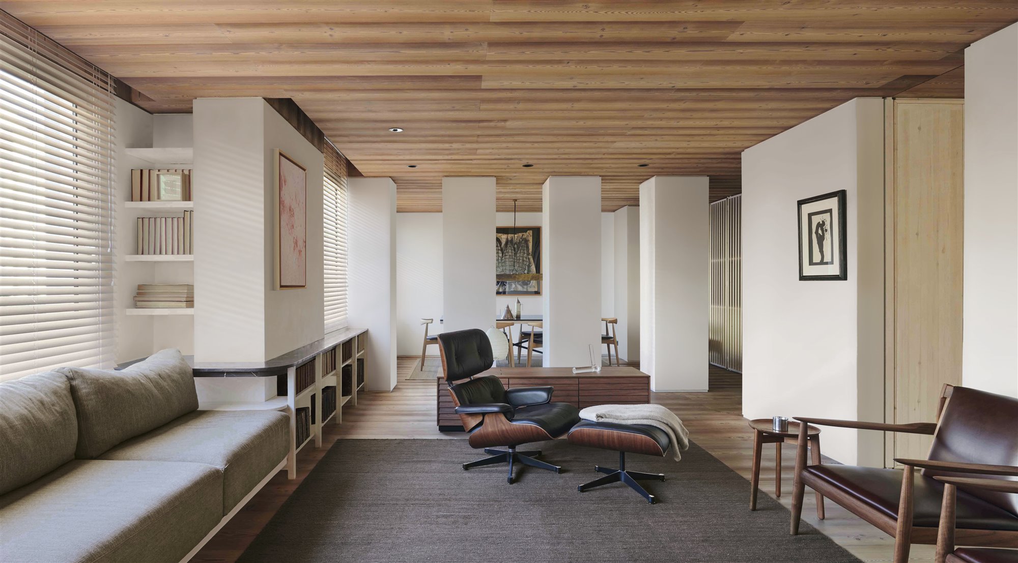 bergnes de las casas salón sofá gris butaca piel negra cuadro