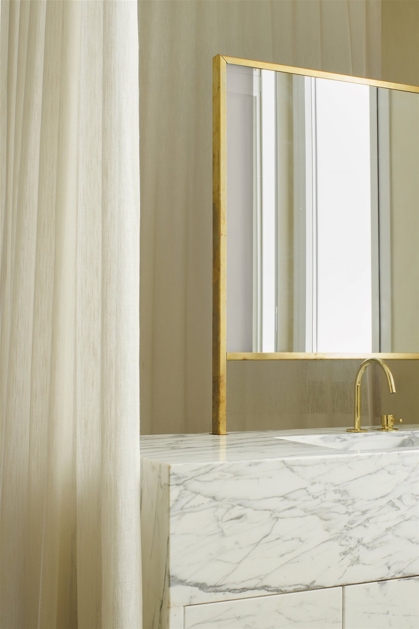 cc house astet baño mármol grifo dorado espejo