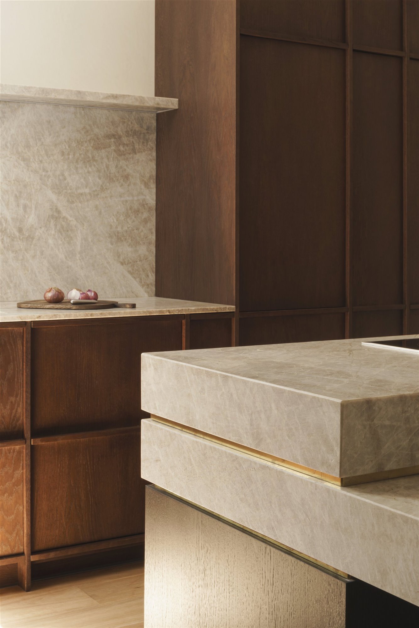cc house astet cocina isla mármol sillas madera oscura