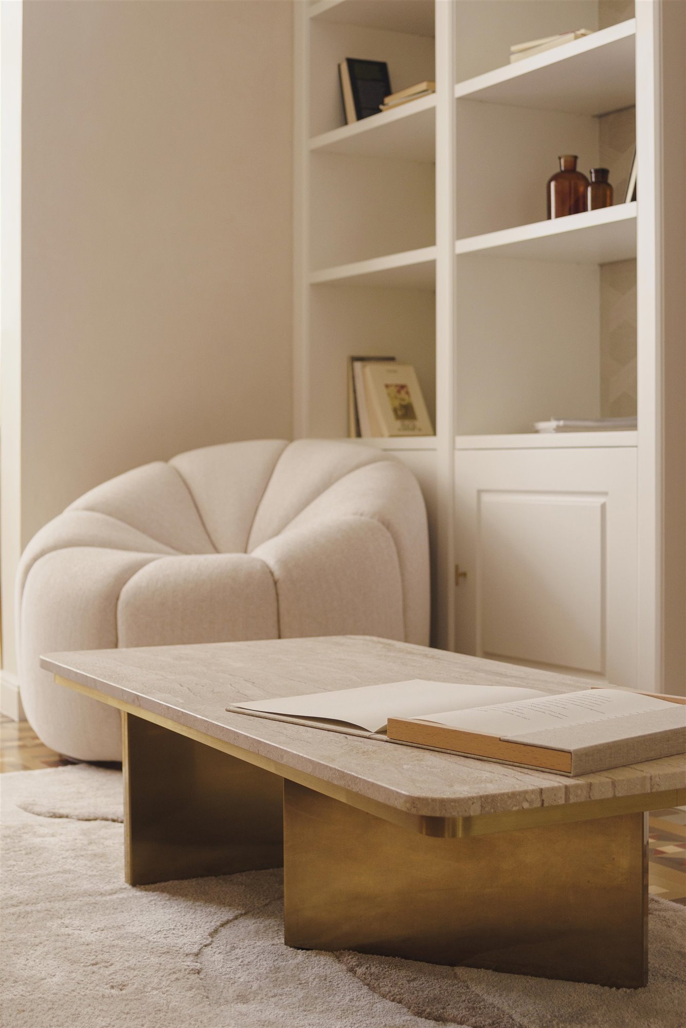 cc house astet salón blanco con sillón y mesa de madera estantería