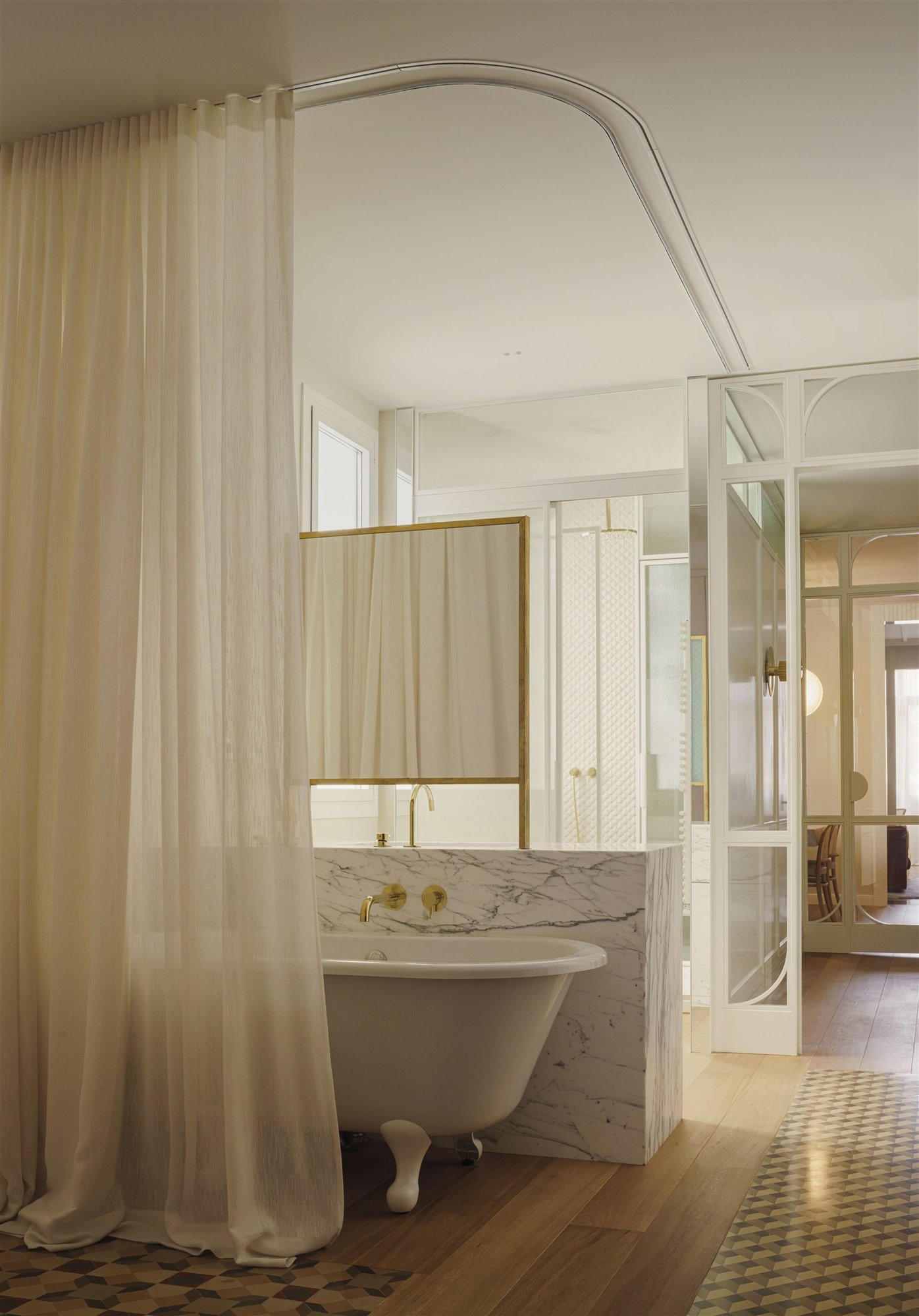 cc house astet bañera blanca y mármol en vestidor