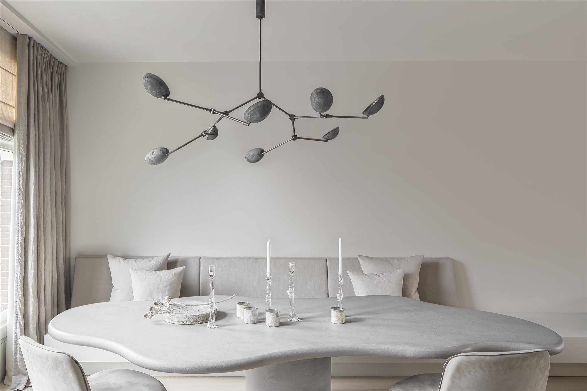studio piet boon amsterdam mesa comedor gris banco y sillas lámpara 