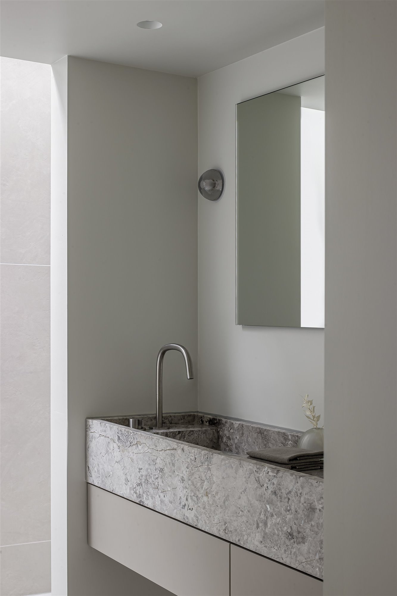 studio piet boon edificio amsterdam baño mármol y grifo 