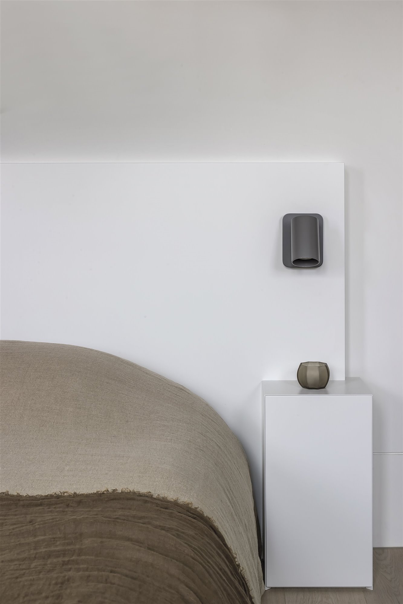 studio piet boon edificio amsterdam dormitorio blanco con cama sábanas beige