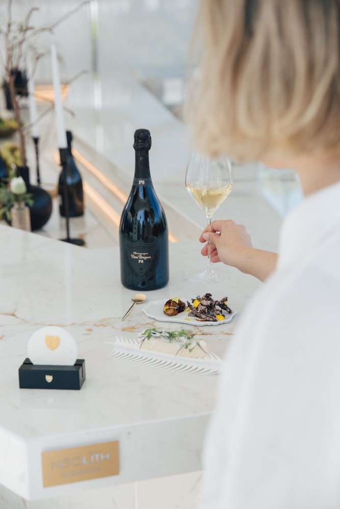 El diseño de Neolith se convierte en un elemento vital para transmitir las sensaciones y emociones que busca la propuesta gastronómica de Quique Dacosta y Dom Pérignon.