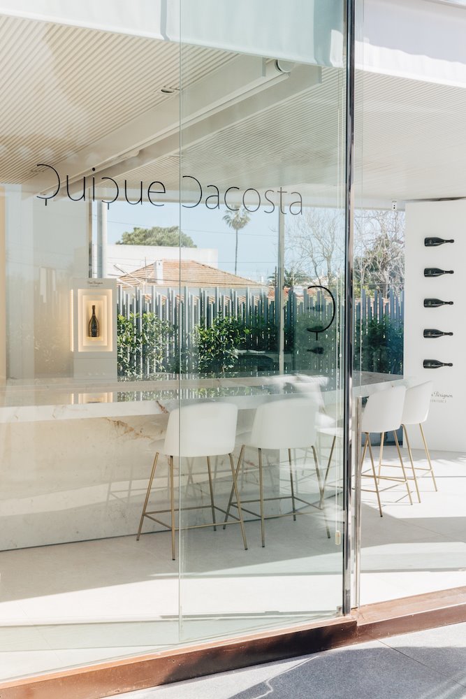 El lounge Plénitude 2 de Dom Pérignon se ubica en un cubo de cristal en la terraza que da acceso al restaurante Quique Dacosta.