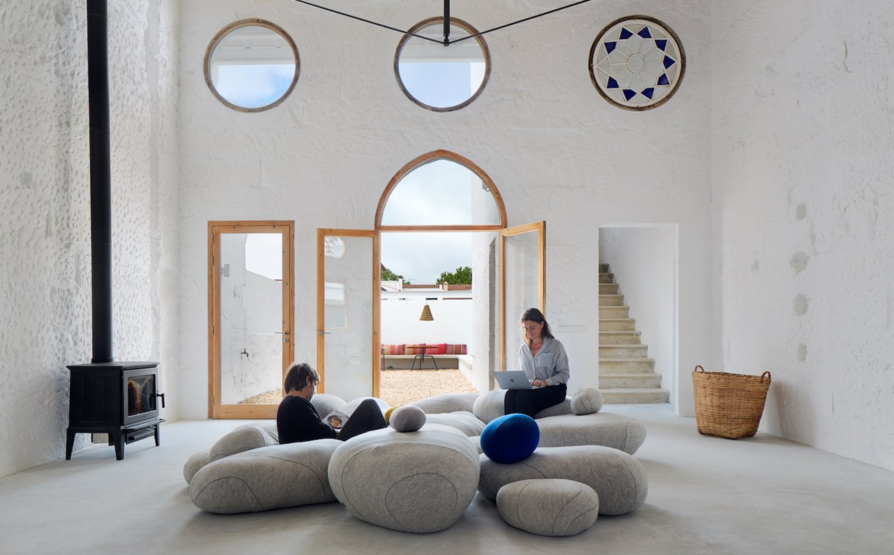 En la planta baja, una zona de estar con pufs Livingstones, adquiridos en smarin.net, permite crear un acogedor espacio de relajación y lectura
