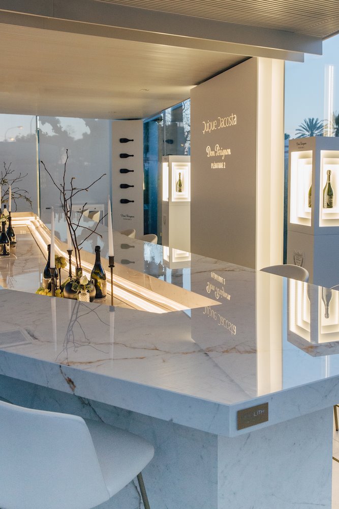La mesa realizada con Neolith Abu Dhabi White destaca por su personalidad, elegancia y acabado.