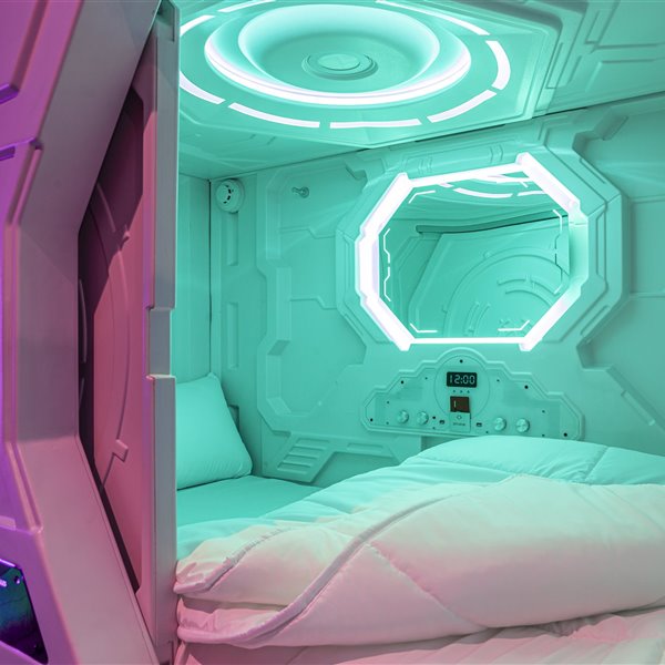 Un nuevo y futurista hostal cápsula llega a Madrid (y vas a querer dormir en él)