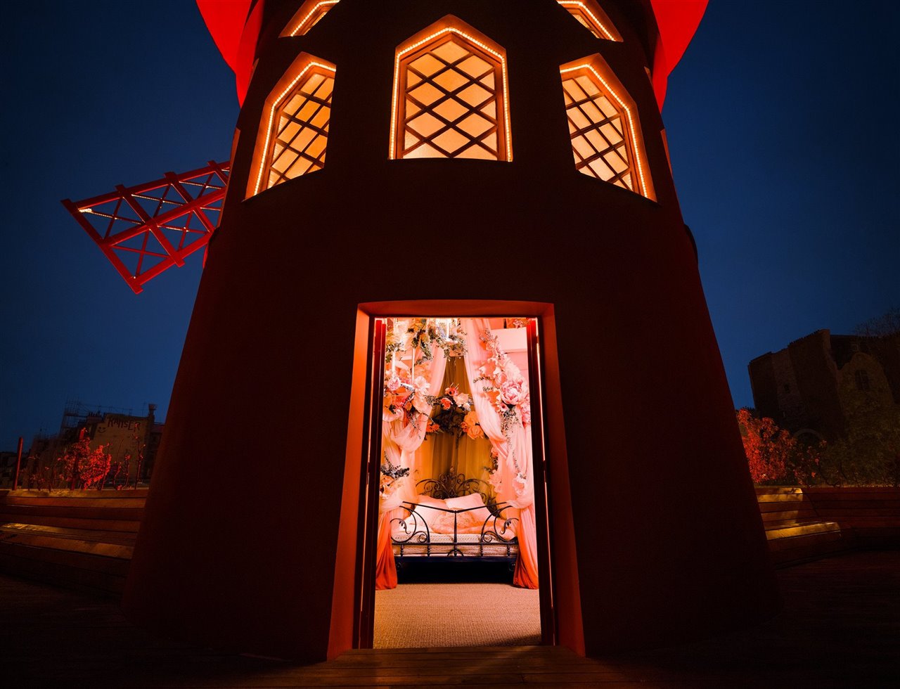 Alojarse en el Moulin Rouge ahora es posible.