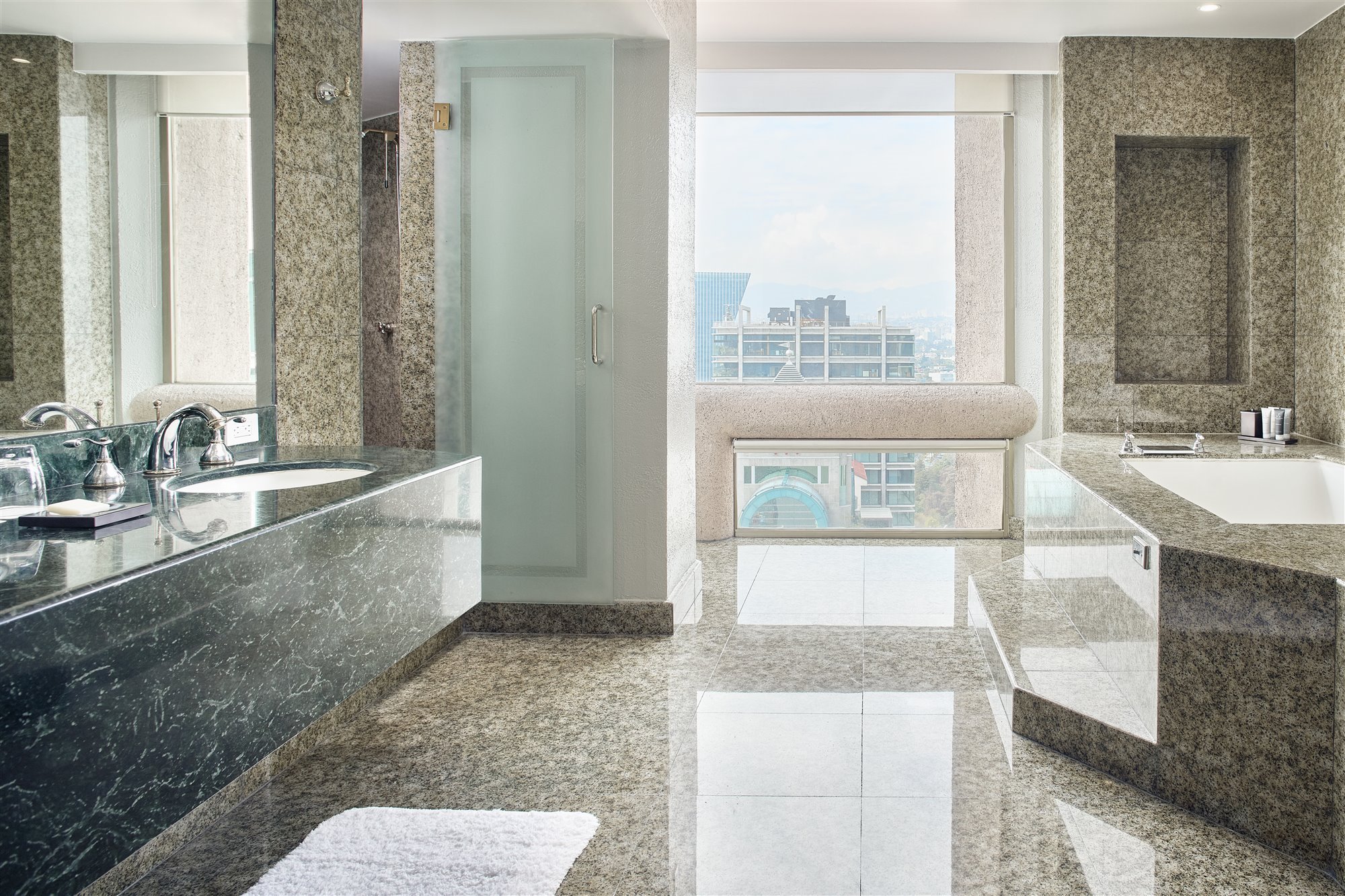 PRES - JWPG Presidencial Bathroom . Baño hotel JW Marriott Mexico