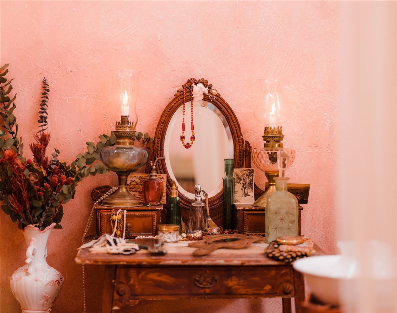 El interior del molino se ha transformado en un tocador inspirado en la Belle Époque.