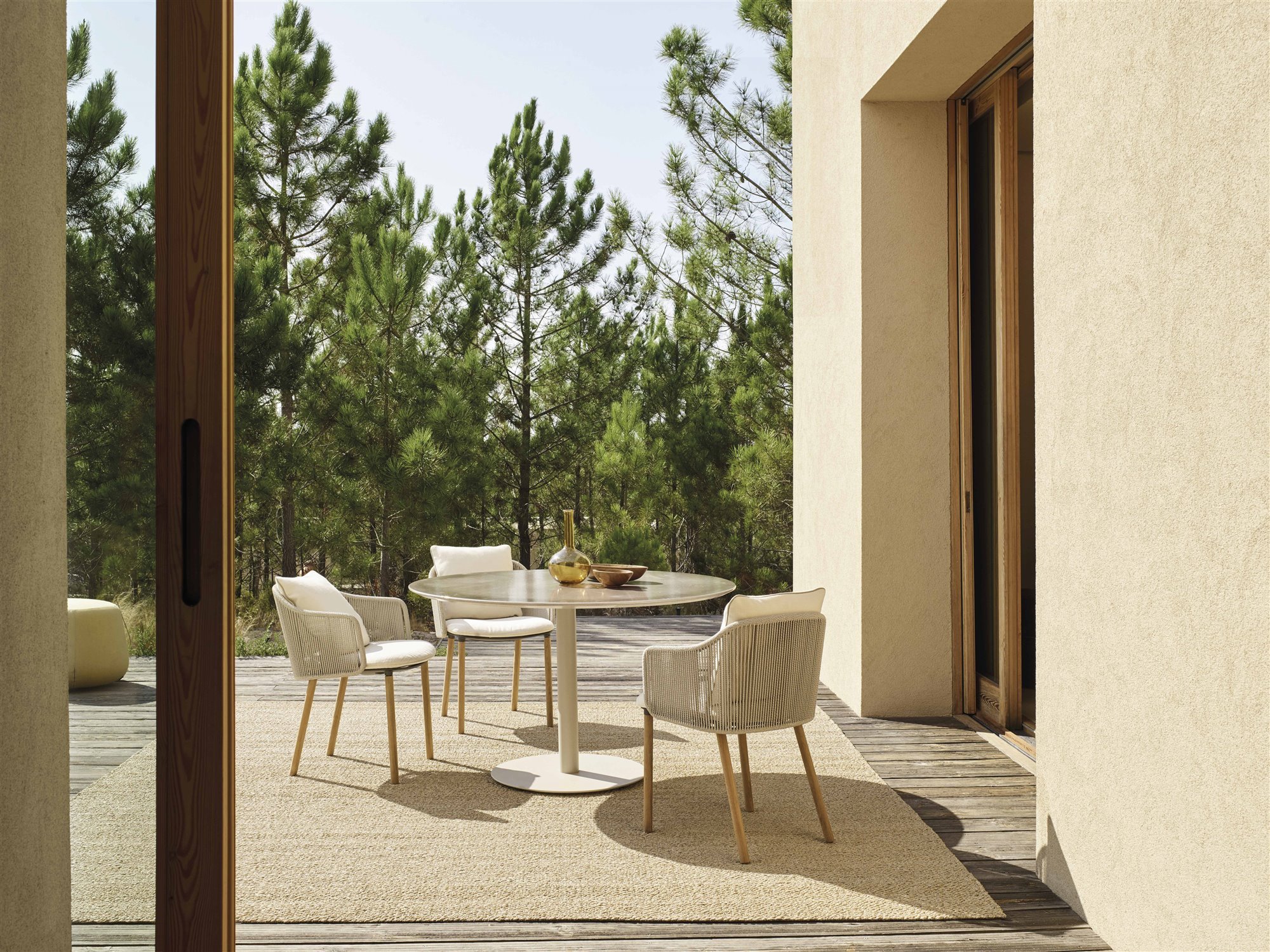 mesa comedor exterior con butaca 