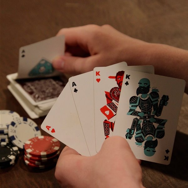 Barajas de diseño: prepárate para las tardes de juegos de cartas