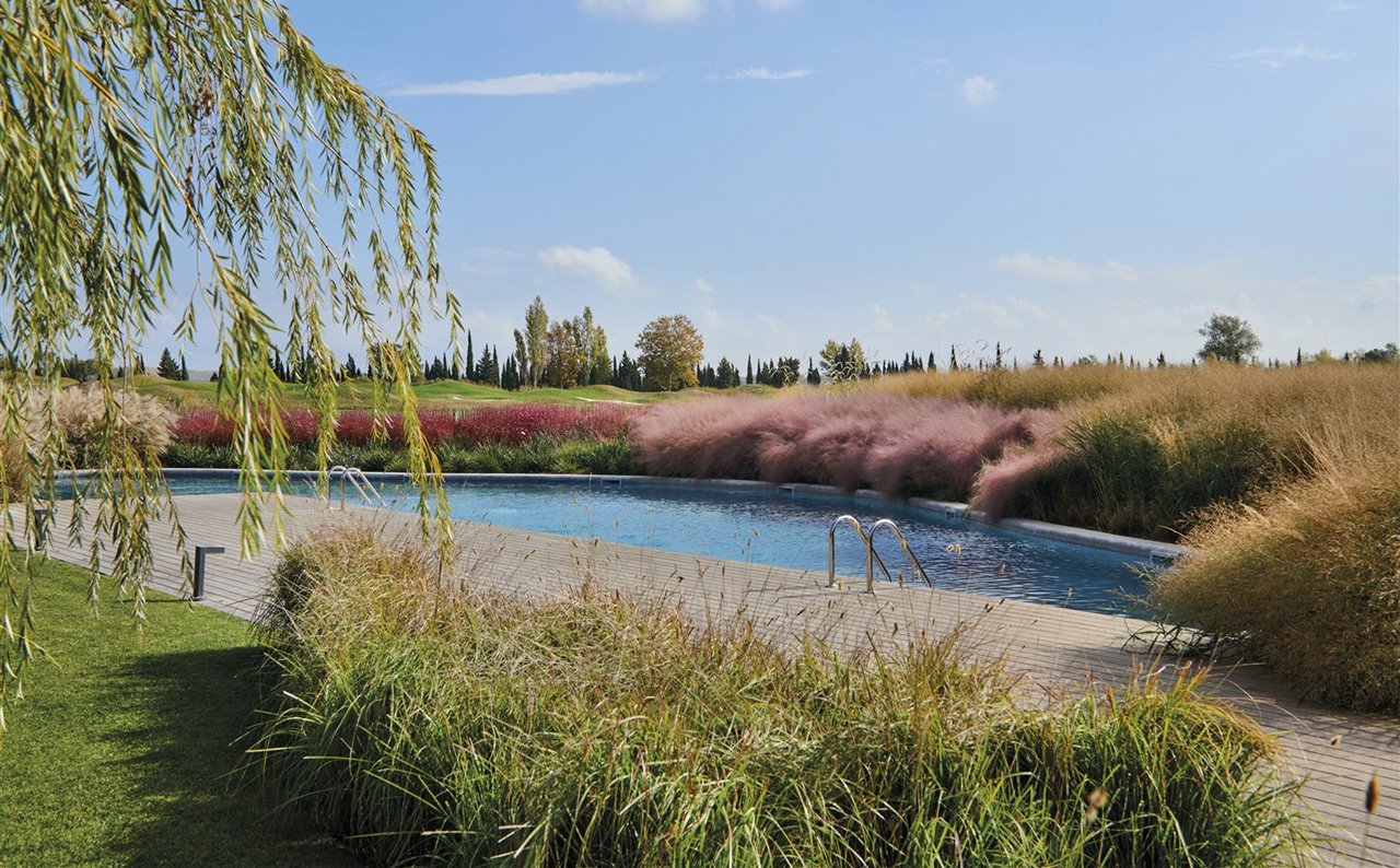La reforma del complejo ha hecho mucho hincapié en la zona del jardín, ampliándola para conseguir diferentes espacios para distintos eventos sociales y corporativos en los que los clientes puedan relajarse, incluyendo un rincón con piscina