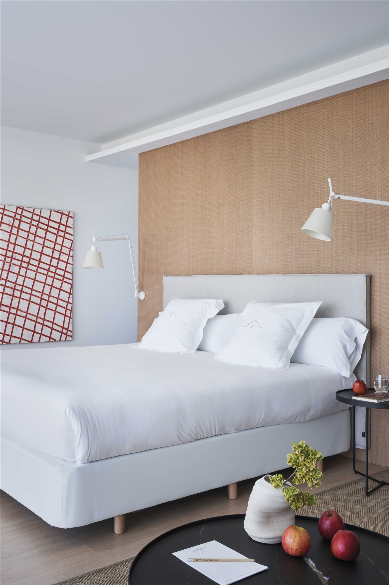 hotel campo de golf emporda dormitorio cama blanca