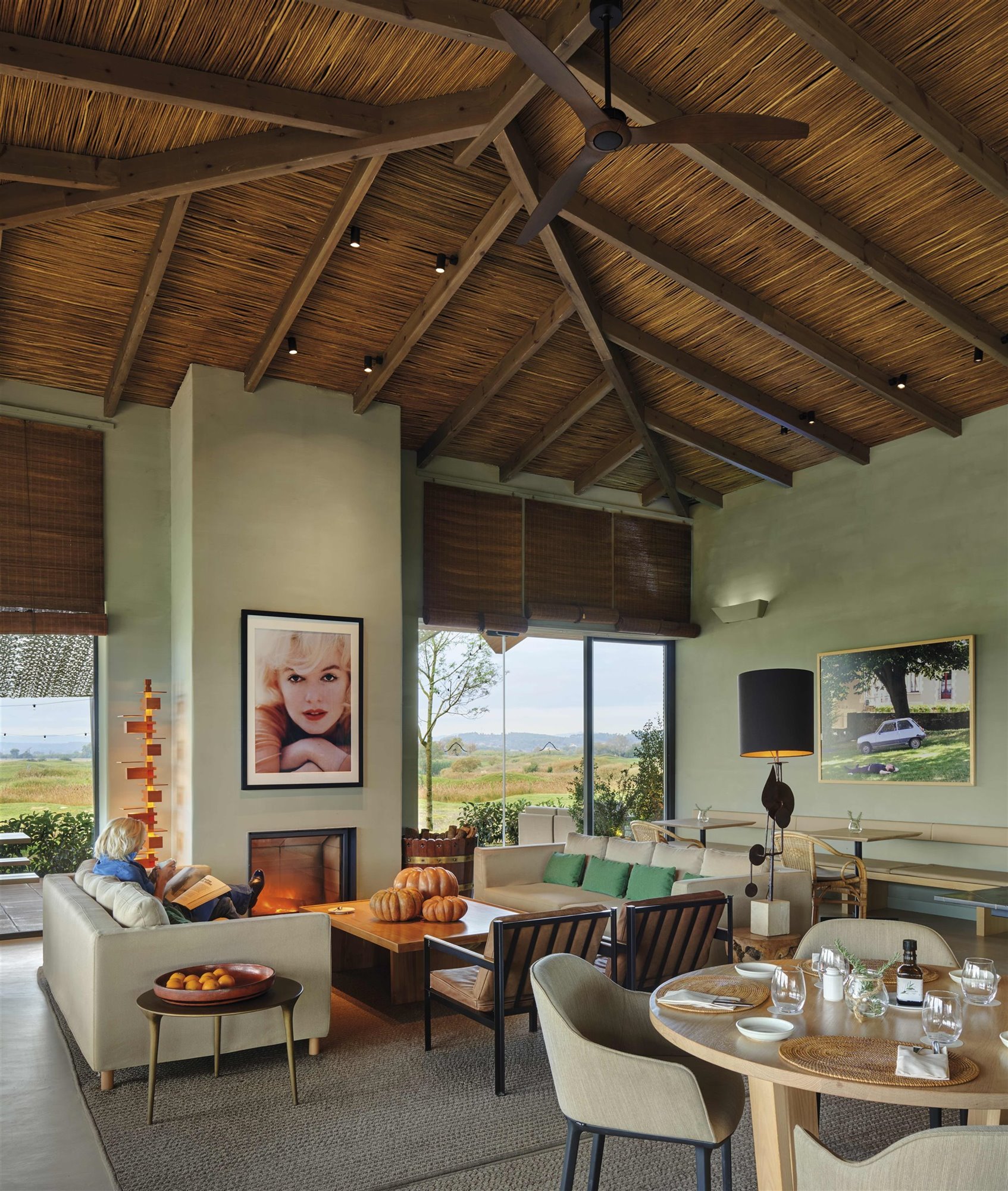 hotel campo de golf emporda salón verde con chimenea