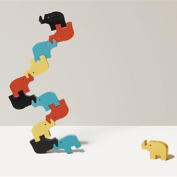 juguete figura de elefante negro naranja azul amarillo