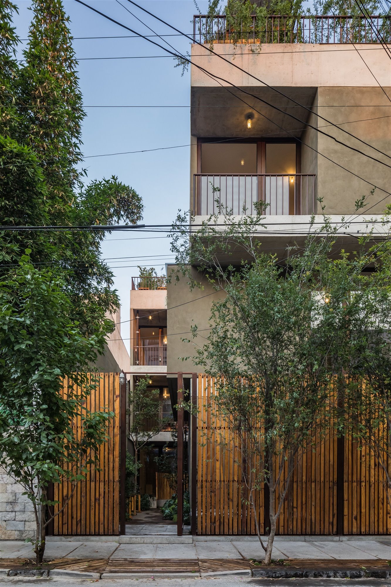 Apartamentos moderns en Mexico de lujo con interiores de madera entrada