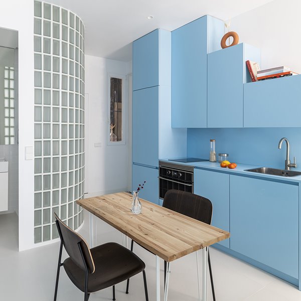 Un original piso azul de 40 metros que renace en una antigua corrala de Madrid 