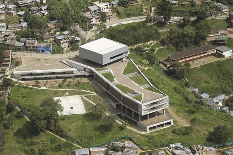 colegio santo domingo savio Medellín en Colombia, de Carlos Pardo