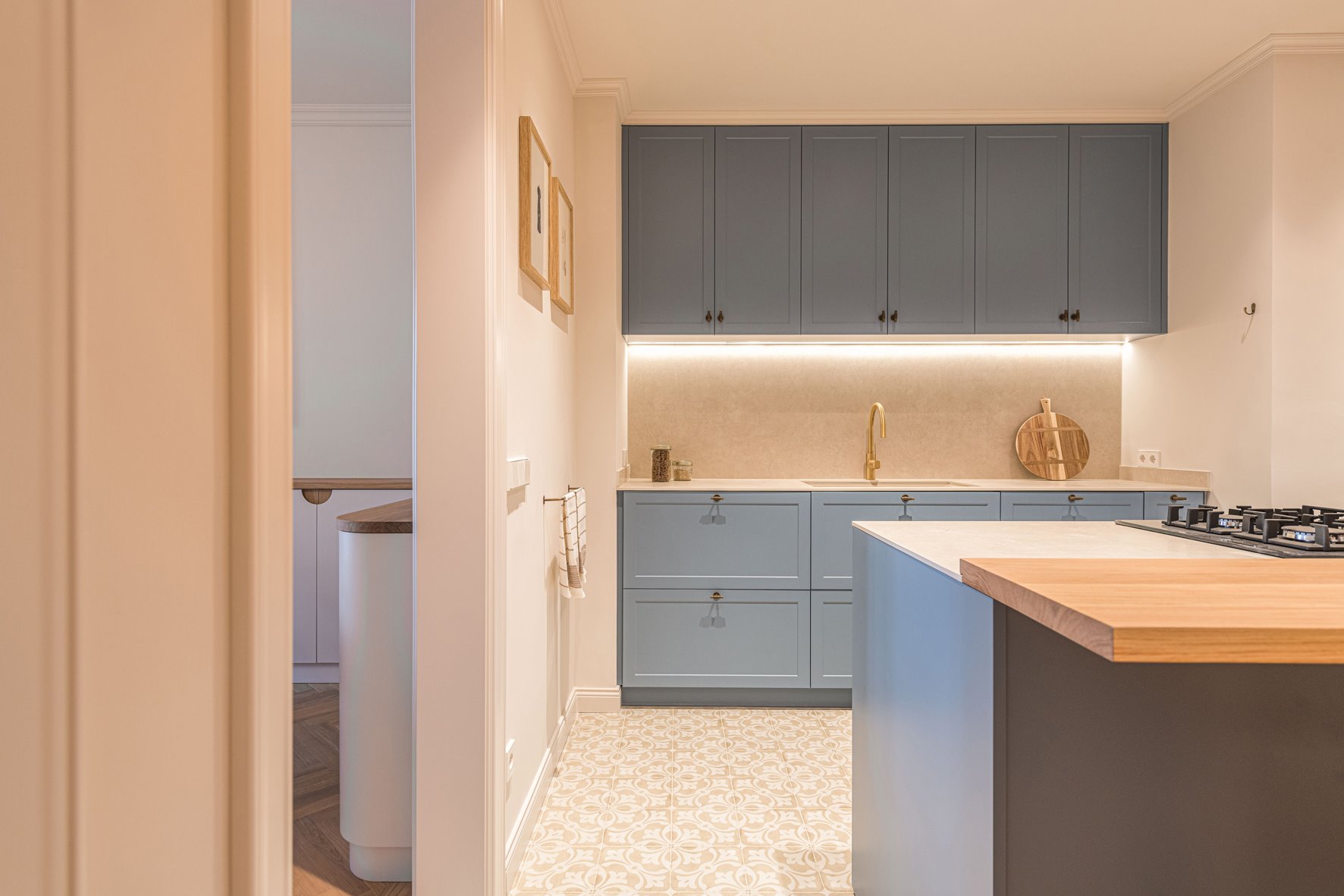 cocina con isla muebles azules. maria odena proyecto Rosellón II (21)
