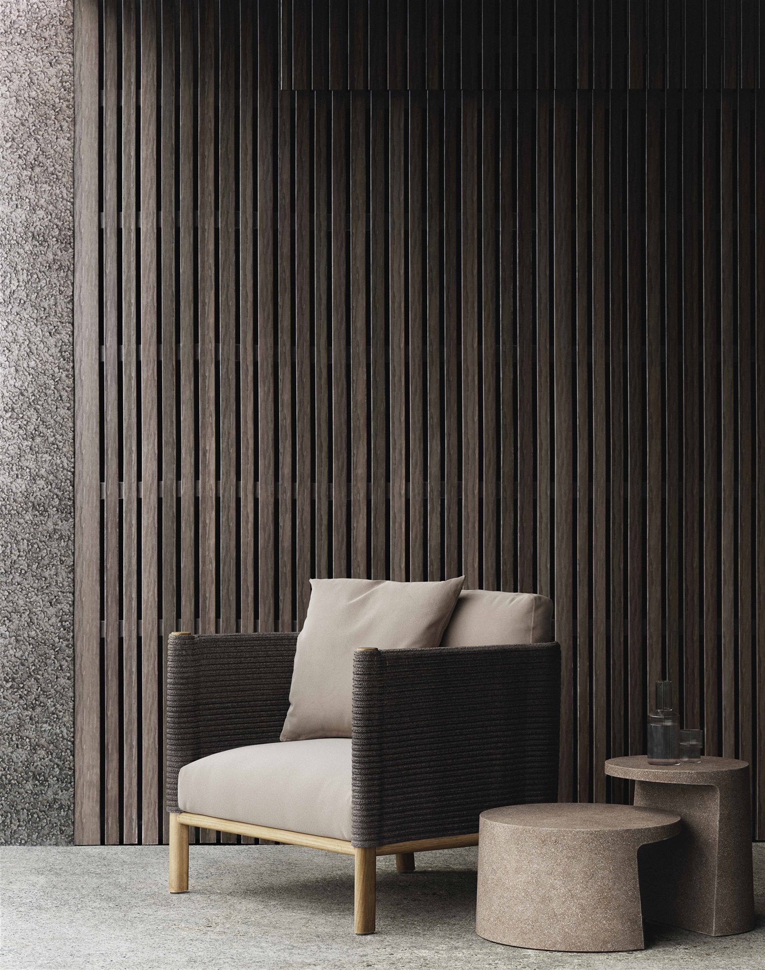 butaca exterior gris con cuerda reciclada y patas de madera