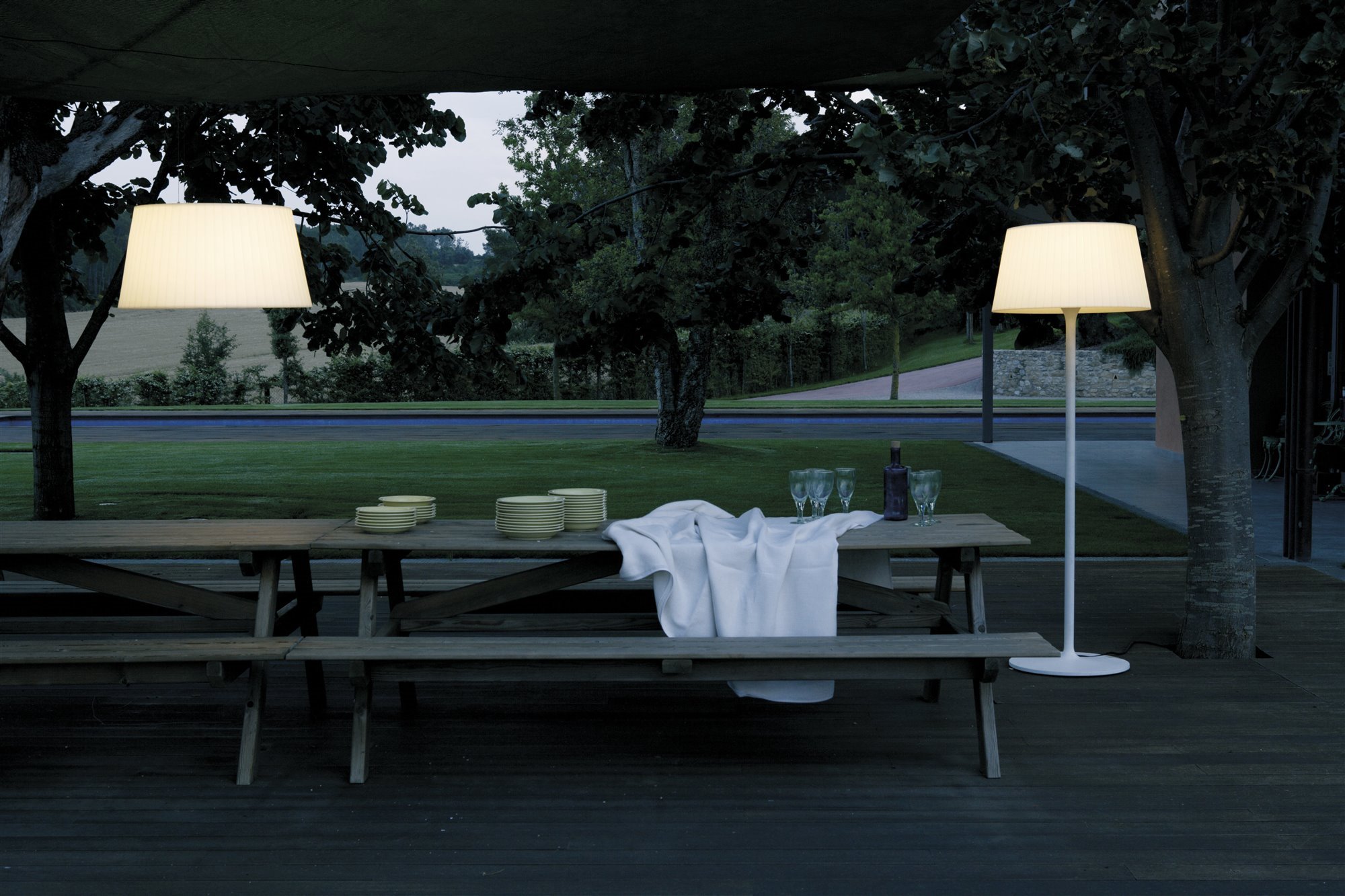 lámpara exterior con mesa de comedor en un jardín 
