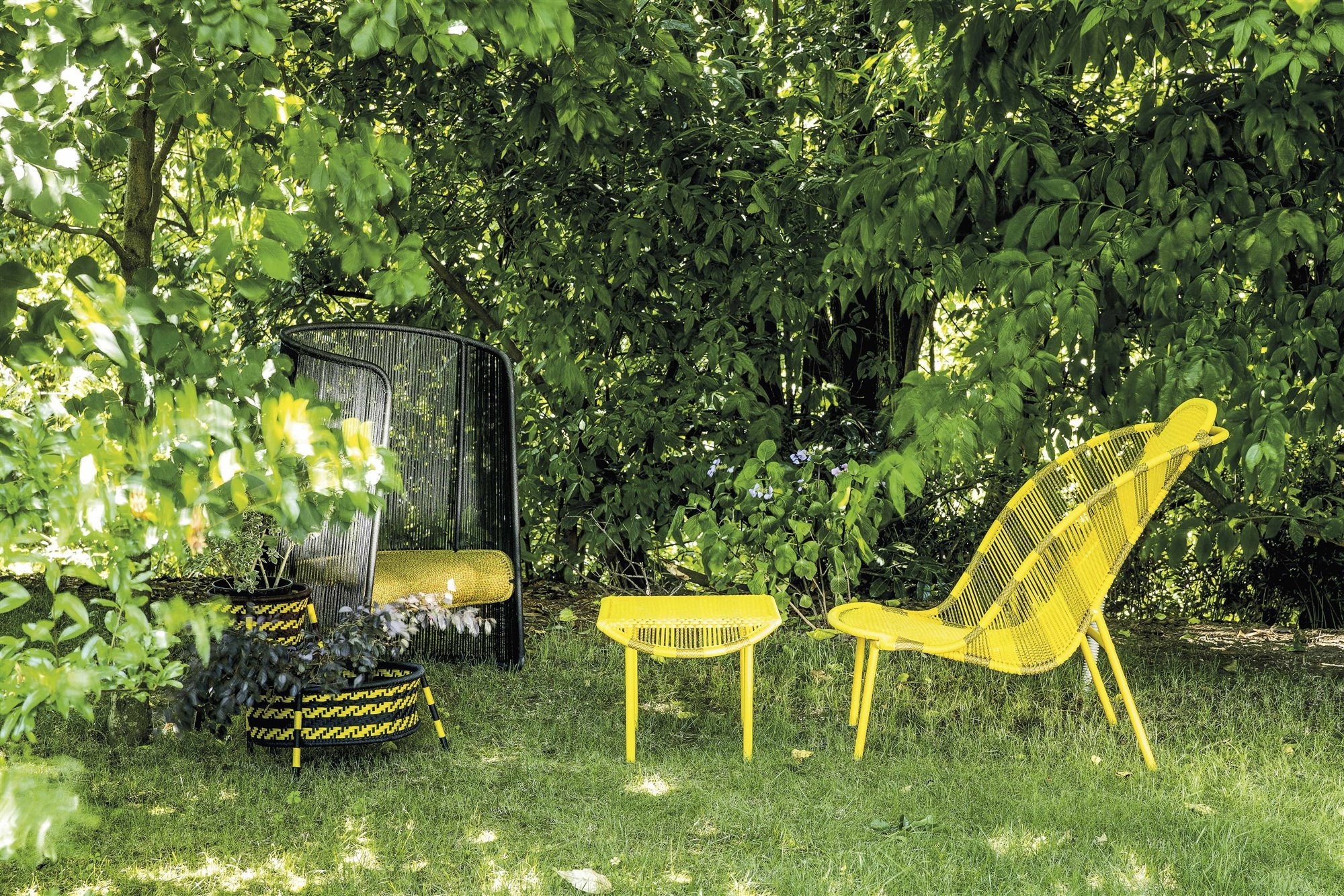 muebles de jardín amarillos silla, mesa y butaca