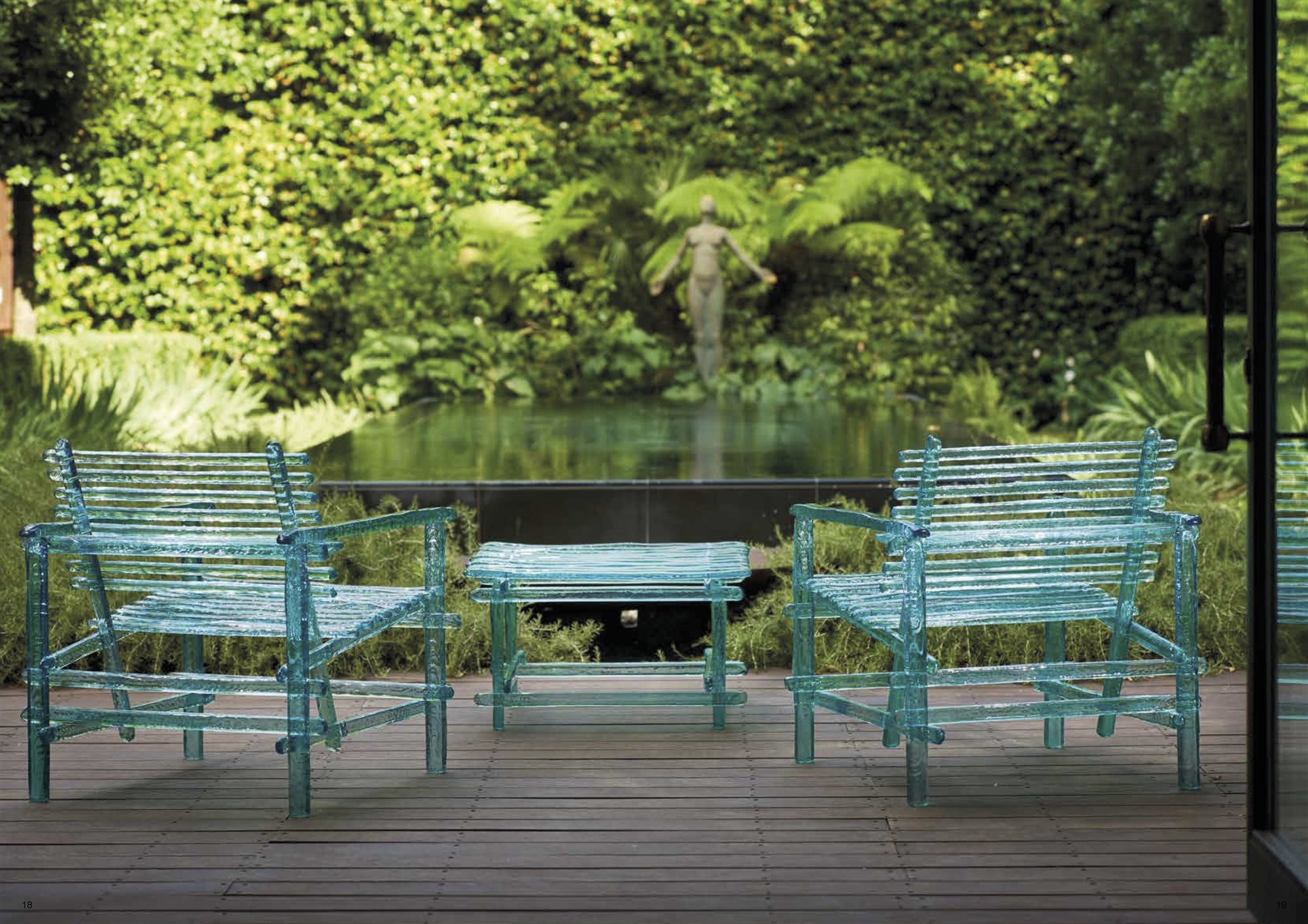 patio con jardín silla y mesa azul