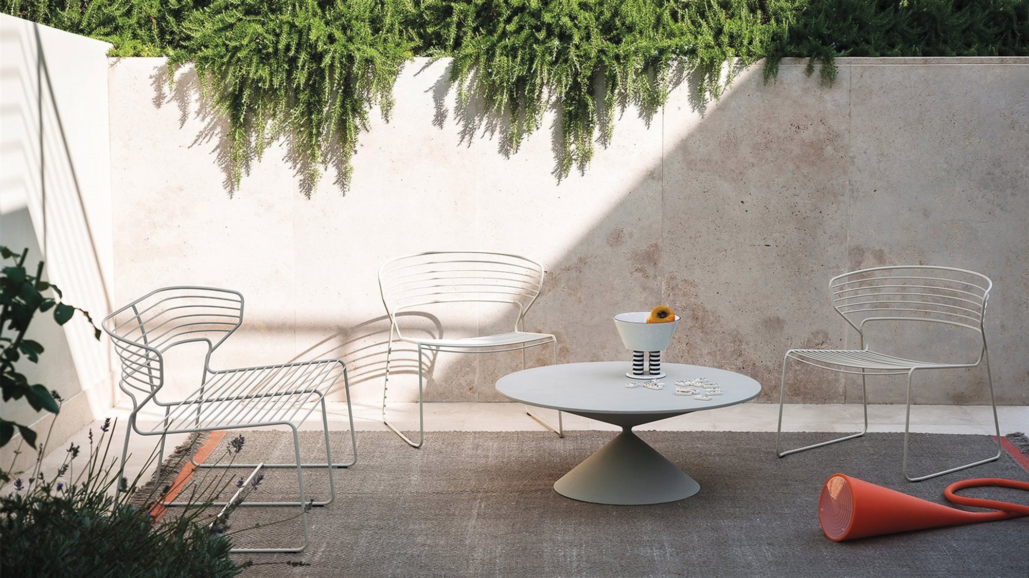 patio con silla blanca de alambre de acero, esa y frutero