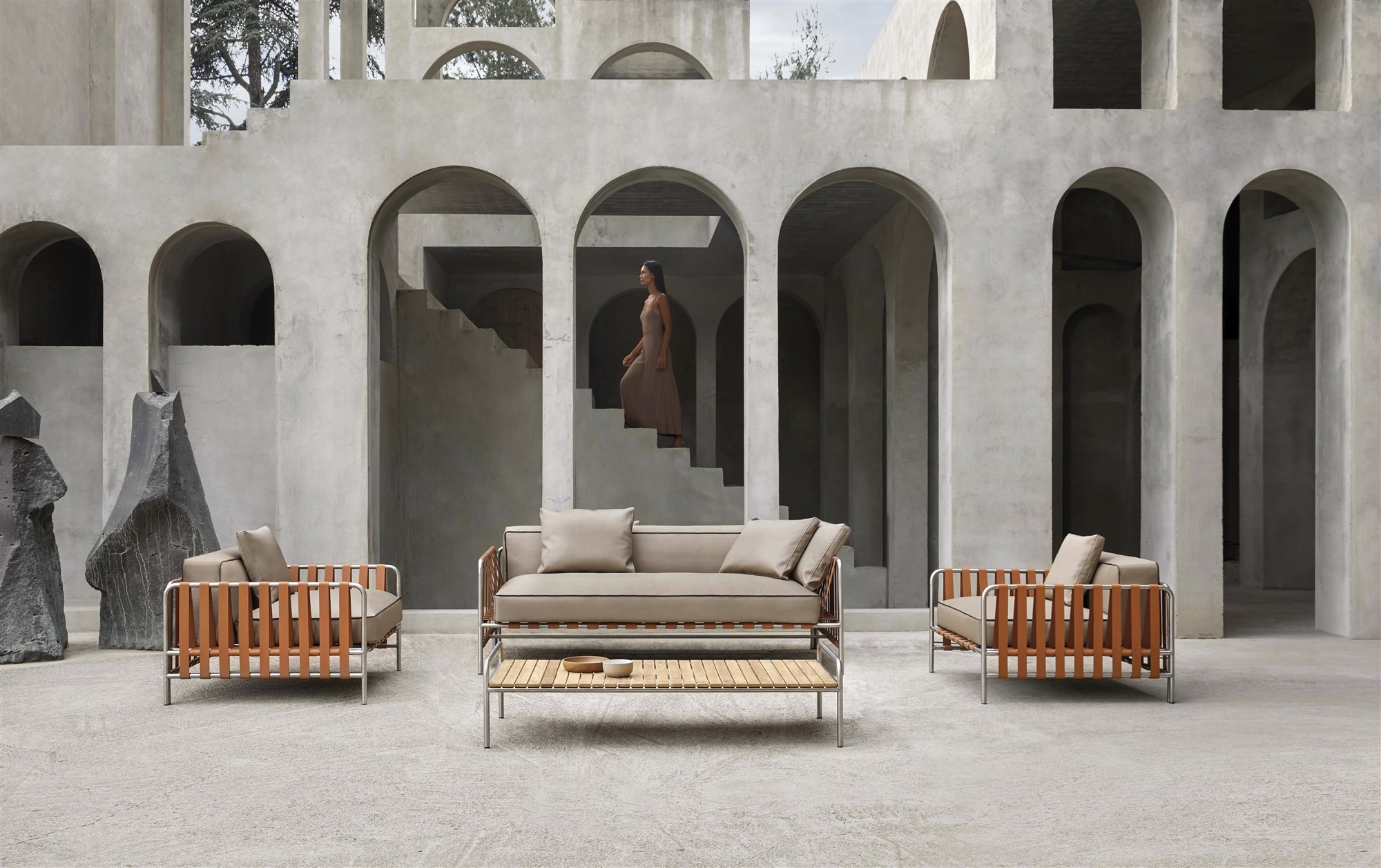 patio con sofa y butaca exterior en acero y cintas de cuero