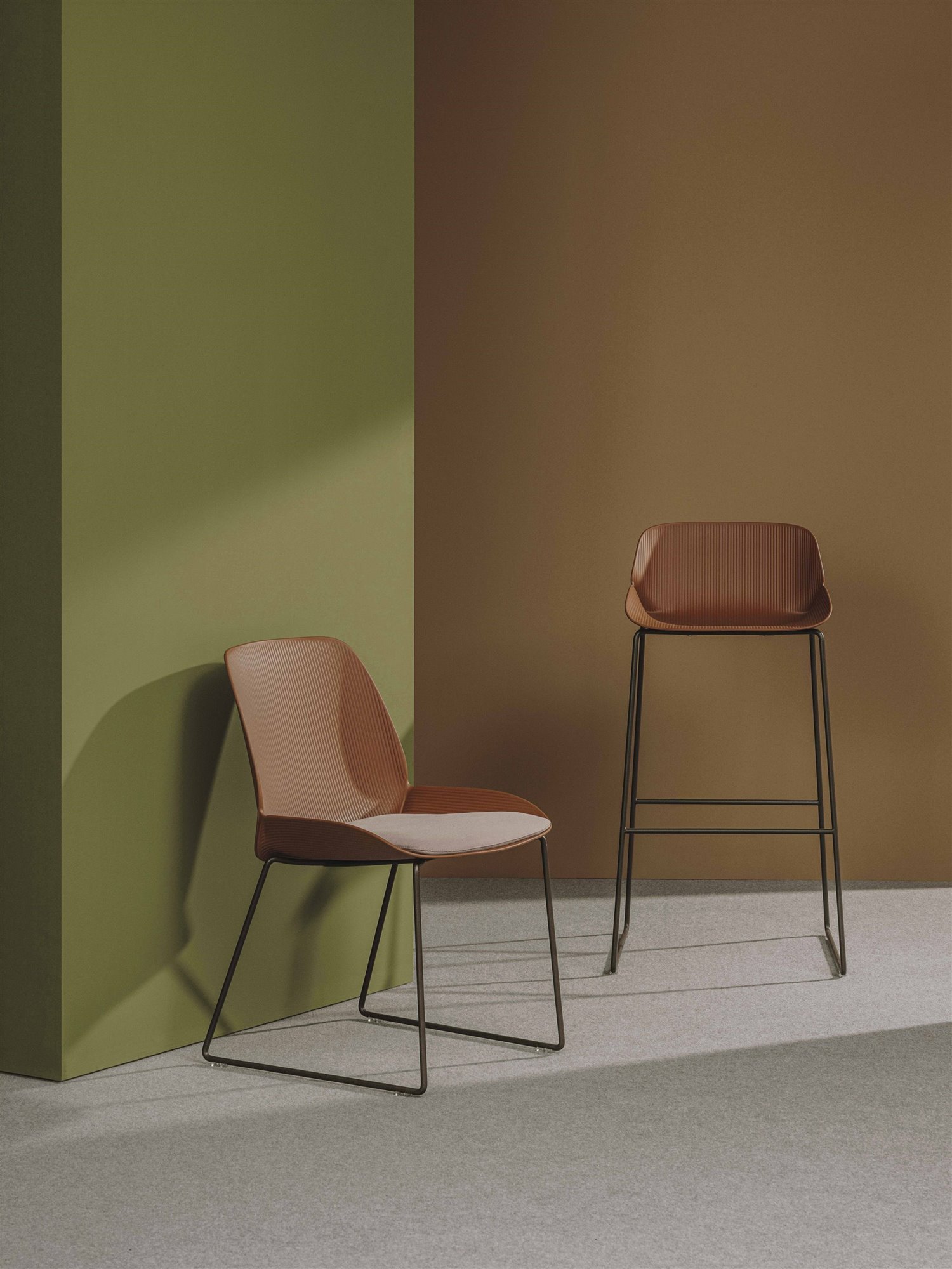 silla y taburete exterior marrón 