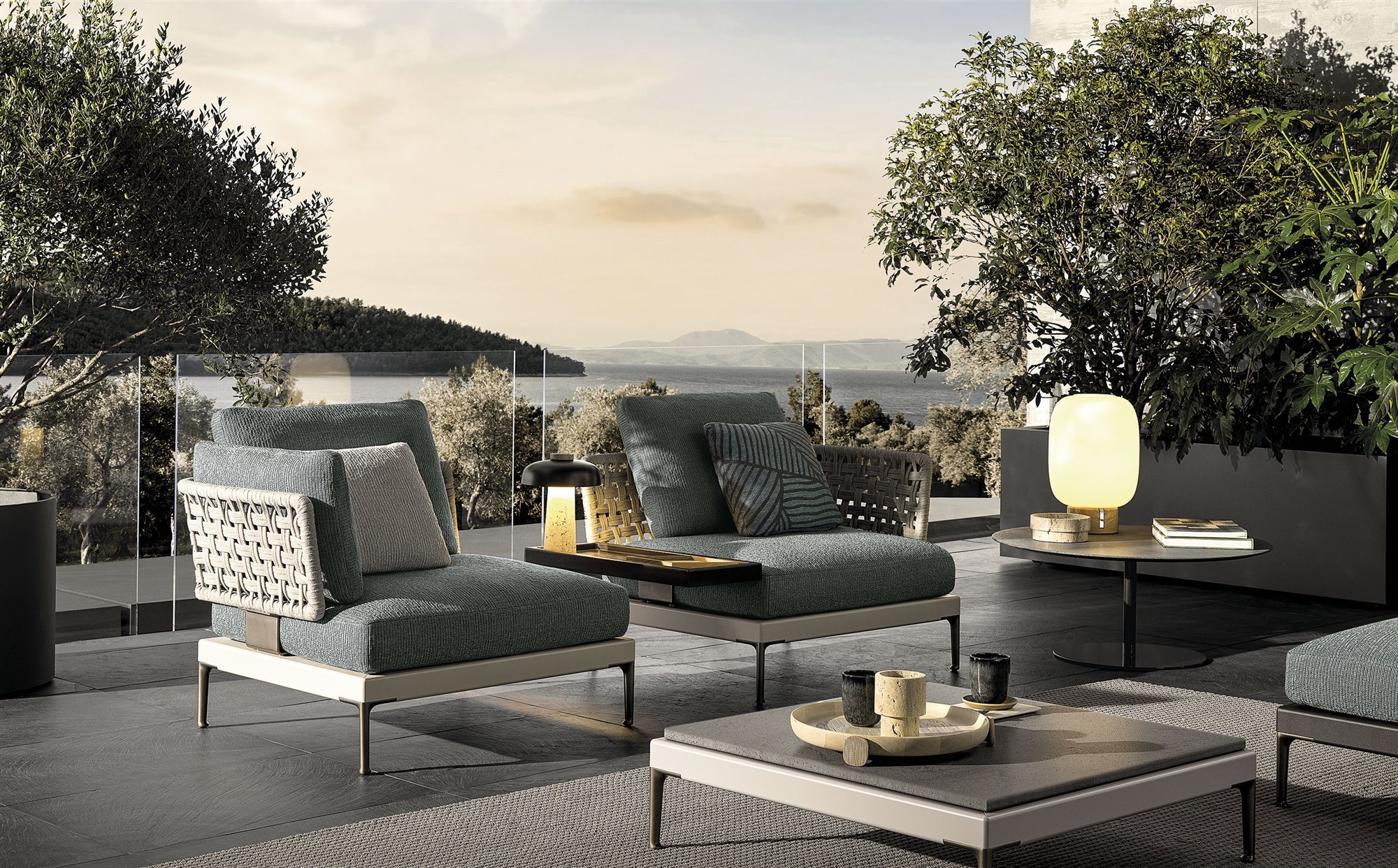 Terraza con sillón azul y mesa de café
