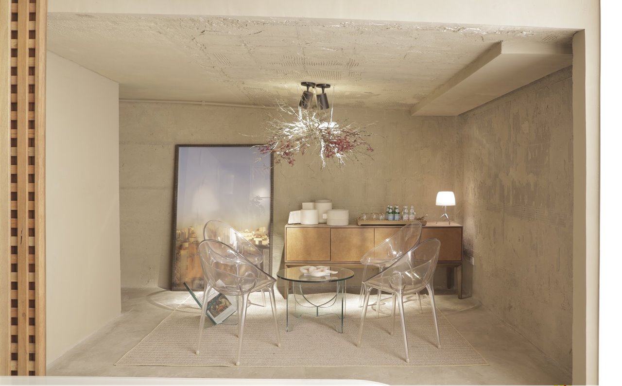 Materiales sin pulir dan vida a esta vivienda brasileña.