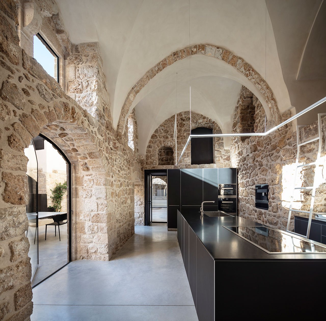 Casa moderna de piedra y ladrillo reformada en Tel Aviv por el arquitecto Pitsou Kedem cocina