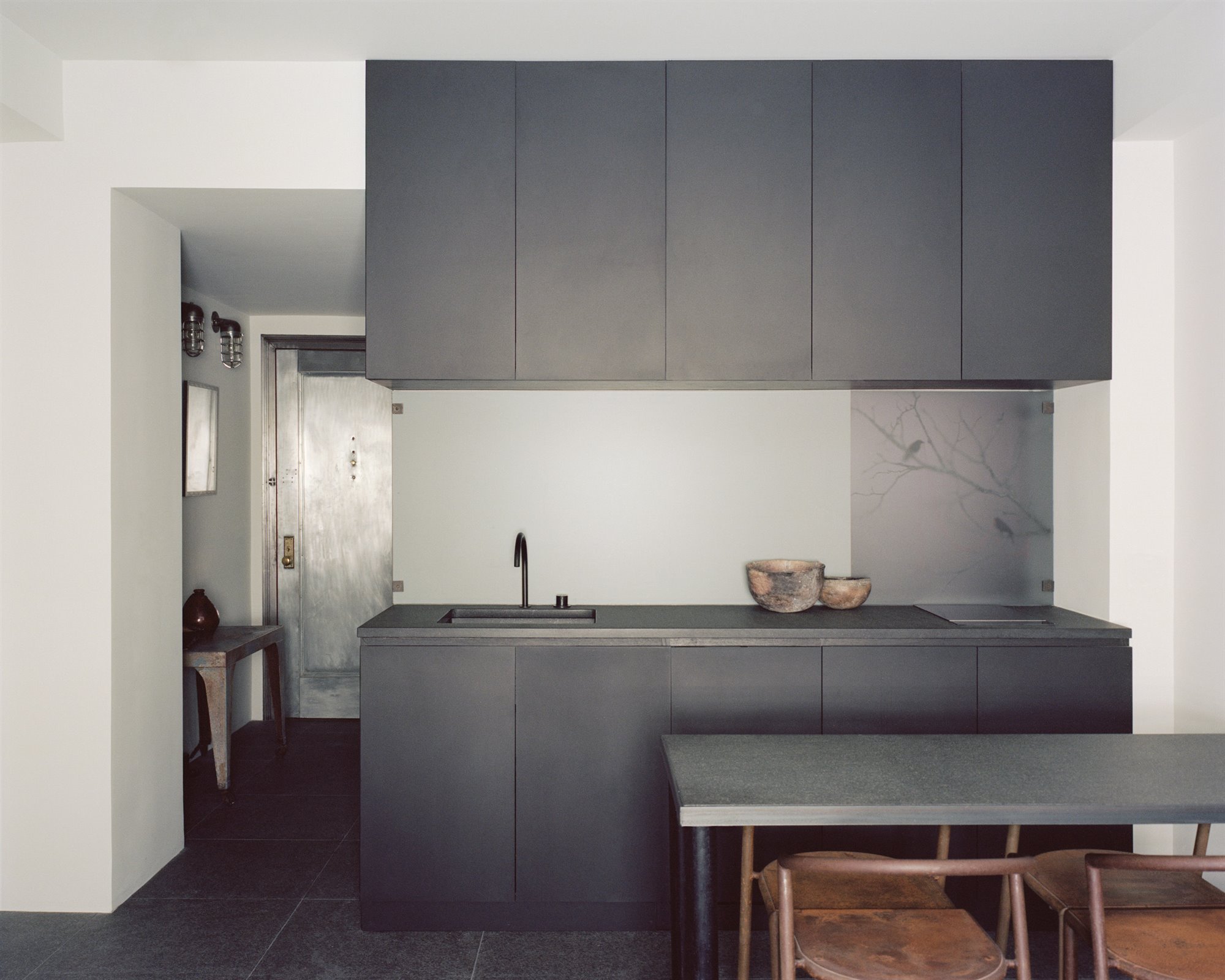 cocina oscura con office apartamento nueva york