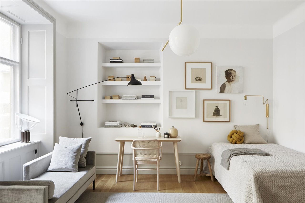 Evitar los aparatos tecnológicos en la habitación te asegurará un sueño más confortable. Las lucecitas rojas son malas compañeras de cama. 
