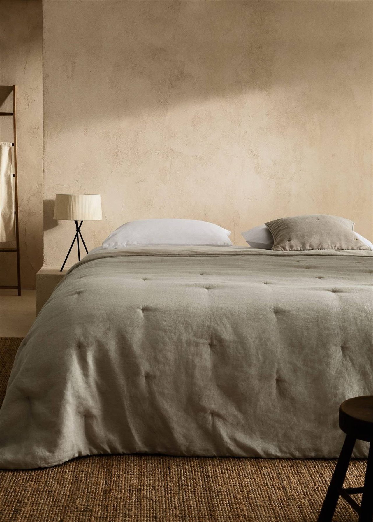 La ropa de cama en tejidos naturales y colores suaves te ayuda a conciliar el sueño con mayor facilidad. 