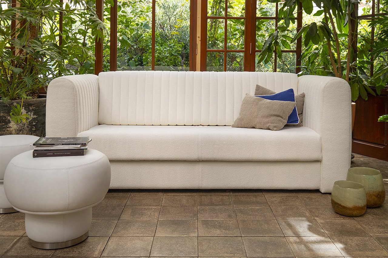 Mediante un gesto sencillo, el sofá-cama Taylor se despliega tirando del respaldo para revelar su versatilidad funcional.