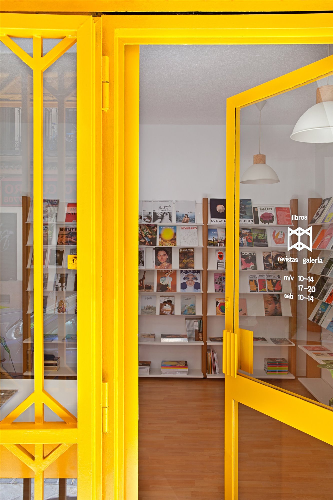 Entrada librería Paperground