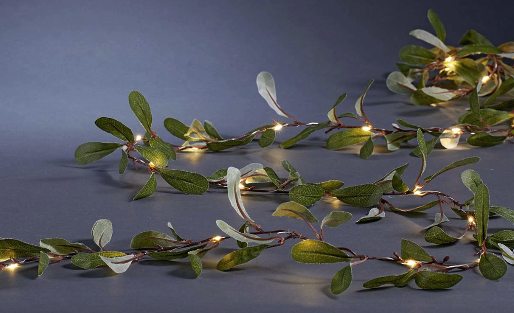 guirnalda de luces de jardín con hojas