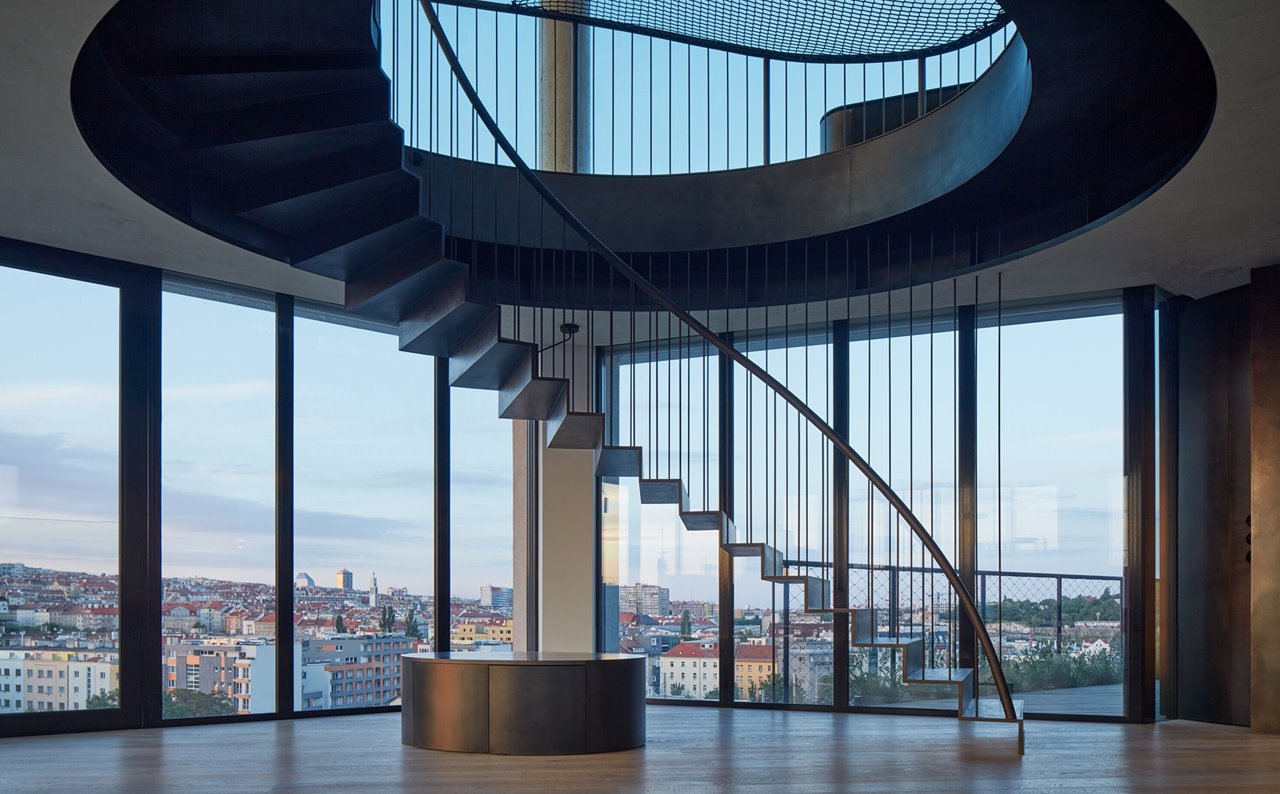 La altura del edificio y las paredes de cristal permiten disfrutar de una panorámica única de Praga.