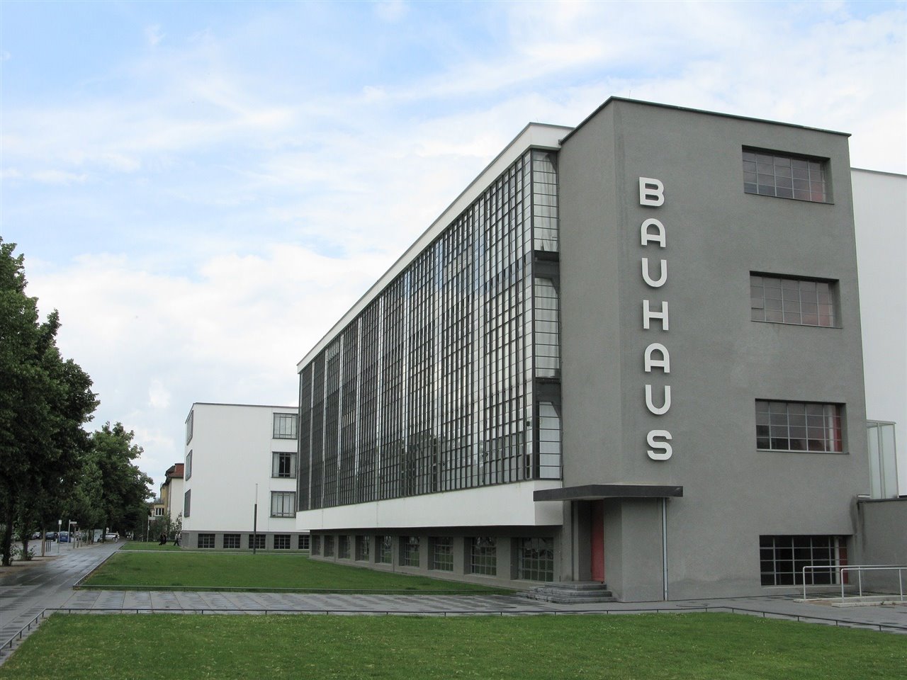 Este edificio se ha convertido en el más emblemático del movimiento Bauhaus, la sede de la escuela en Dessau, de Walter Gropius.   