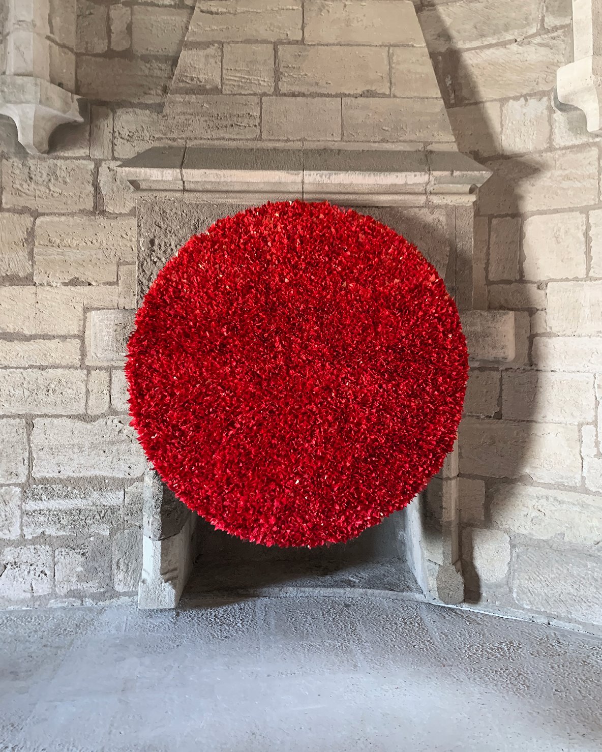 "Brise du Rouge Soleil" es el título de otra obra de Joël Andrianomearisoa que establece un diálogo con la del artista Josep Grau-Garriga. 