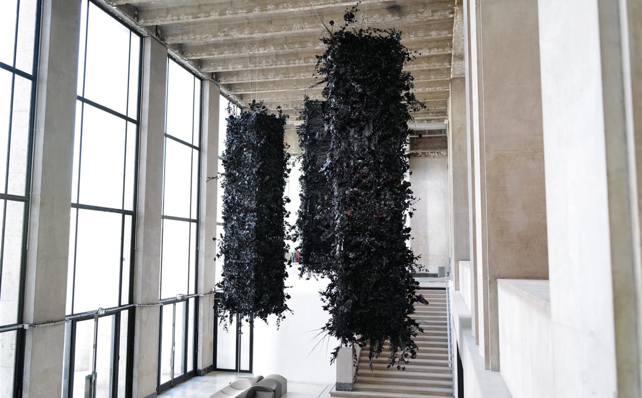 "Dancing with the angels", de Joël Andrianomearisoa, es una de las piezas que se exhiben en Sant Cugat. Es una estructura de metal, con flores sintéticas y pintura de spray. 