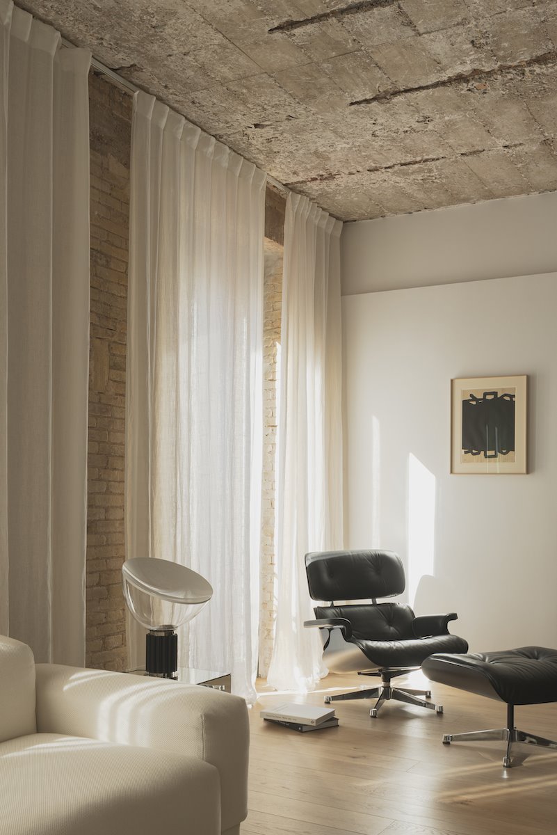 Piso en Madrid con decoracion de interiores moderna salon con butaca de piel de color negro