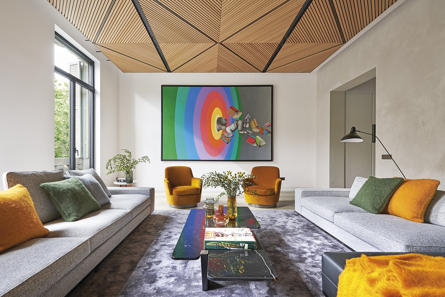 Salón moderno con techo de madera y butacs mostaza. 